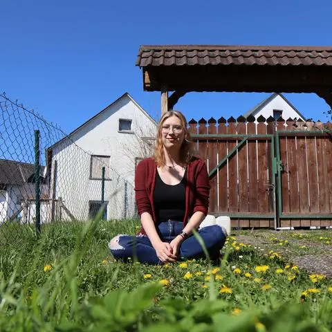 Ob mit ihren Katzen oder auf einer Blumenwiese in ihrem Wohnort Greifenstein-Ulm: Johanna Saalbach genießt ihr Leben – auch wenn ihr Herzfehler für Schattenseiten in ihrem Leben sorgt.