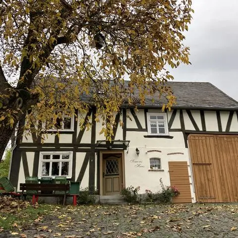 Ein altes Wohnhaus mit musealem Charakter: das Simons Haus in Beilstein im Schatten des Walnussbaums.