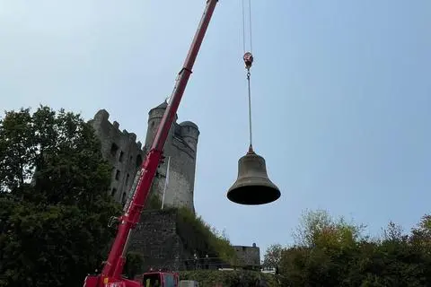 Ein Kran hebt die Glocke an ihren neuen Platz.