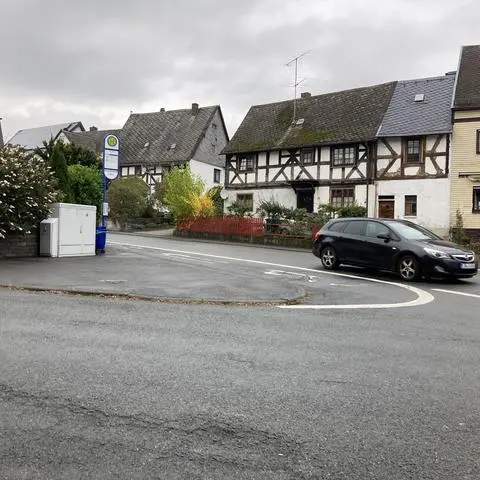 Im kommenden Jahr will die Gemeinde Greifenstein alle Bushaltestellen barrierefrei ausbauen. Kosten dafür: eine Million Euro, wobei die Zuschüsse dafür 850.000 Euro betragen sollen. 