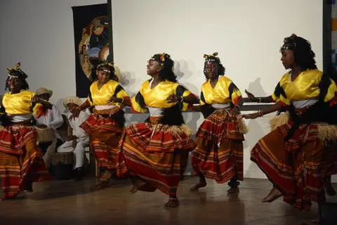 Kinderchor „Tumaini Voices“ aus Uganda: Die Mädchen begeistern mit Tänzen in landesüblicher Kleidung.