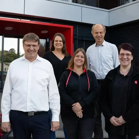 Seit über 70 Jahren gibt es den Hilfs- und Unterstützungsverein in der Firma Hailo in Haiger. Sebastian Loh (v. l.), Katrin Grebe, Lisa Kempf, Jürgen Thomä und Andrea Schäfer bilden den Vorstand. 