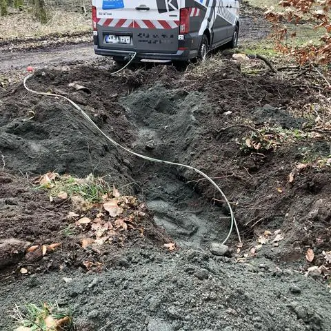 Zwischen dem Herborner Stadtteil und Breitscheid-Gusternhain kümmerte sich eine Firma im Auftrag der Telekom um die Reparatur eines Hauptkabels. Dieses war nach Informationen der Redaktion bei Baggerarbeiten beschädigt worden.