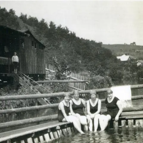 Der Vorgänger des Herborner Freibades ist die "Flussbadeanstalt" in der Dill – eine einfache Holzkonstruktion mit Umkleiden. Sie befindet sich in der Nähe der Burger Eisenwerke. Das Bild stammt aus dem Jahr 1929.