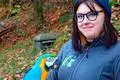 Was hier so locker aussieht, ist hinter den Kulissen des Herborner Tierparks teils Schwerstarbeit. Paula Fehringer aus Haiger absolviert gerade einen Bundesfreiwilligendienst. Die 18-Jährige ist eine von drei freiwilligen Helferinnen, ohne die es im Tierpark nicht gehen würde.