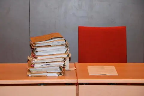 Stapelweise Akten, dutzende Prozesstage: Seit Juli 2020 läuft der Prozess gegen eine Akupunktur-Ärztin aus Aßlar. Jetzt steht fest: Der Prozess muss neu aufgerollt werden.  Archivfoto: Jörgen Linker 