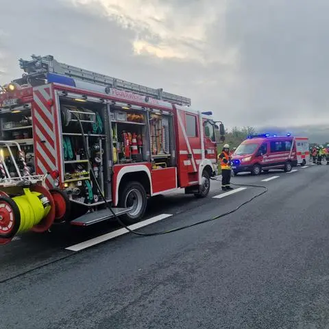 Bei einem Verkehrsunfall auf der B49 ist am Donnerstagmorgen ein 67-jähriger Mann ums Leben gekommen. Die vier Einsatzabteilungen der Feuerwehr Leun unterstützten die Rettungskräfte und sicherten den Verkehr.