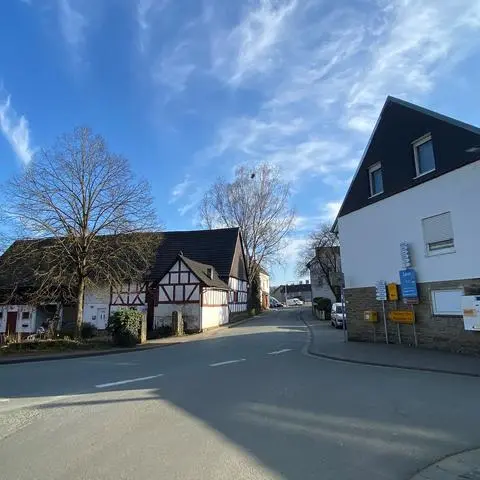 Hier in der Ortsdurchfahrt von Stockhausen fielen am Donnerstagnachmittag die Schüsse.