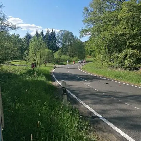Zwischen Bicken und Bellersdorf sind am Donnerstagnachmittag ein Auto und ein Motorrad zusammengestoßen.