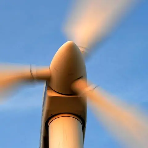 Das Mittenaarer Gemeindeparlament hat mehrheitlich beschlossen, einen Pachtvertrag mit Lahn-Dill-Bergland Energie GmbH für Flächen zwischen Bicken und Eisemroth abzuschließen. Das ist die Voraussetzung für einen möglichen Windpark in der Gemeinde.
