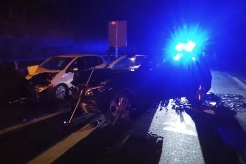 Die junge Geisterfahrerin stieß frontal mit dem Mercedes einer 54-Jährigen aus Löhnberg zusammen. Beide Frauen wurden bei dem Unfall verletzt.