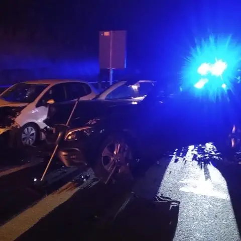 Die junge Geisterfahrerin stieß frontal mit dem Mercedes einer 54-Jährigen aus Löhnberg zusammen. Glücklicherweise wurden beide Frauen bei dem Unfall nur leicht verletzt.