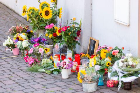 In Gottenheim bei Freiburg überwiegt das Entsetzen und die Trauer über den Tod der 14-jährigen Ayleen, während in der Gemeinde Waldsolms derzeit eine ganze Herde von Journalisten damit beschäftigt ist, möglichst jedes Detail über den derzeit dringend tatverdächtigen 29-Jährigen herauszufinden.  Foto: Philipp von Ditfurth/dpa 