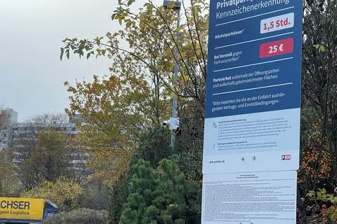 Schon direkt an der Zufahrt werden Autofahrer darauf hingewiesen, welche Parkregelungen auf dem Gelände des Aldi-Markts in der Elsa-Brandström-Straße in Wetzlar gelten. 