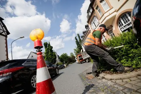 Oft arbeitet die Kolonne „Altstadt“ direkt an einer Straße. Jenny Braun erzählt, dass Autos oftmals rücksichtslos unterwegs sind und Verkehrskegel auch mal umfahren. 