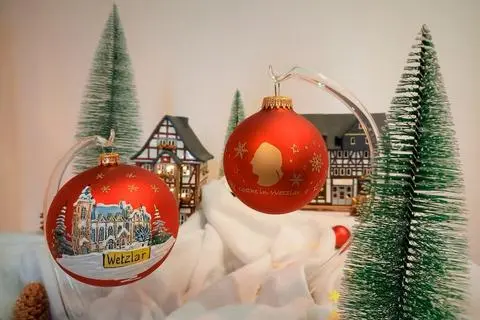 Sind ab Freitag wieder in limitierter Zahl zu haben: rote Weihnachtskugeln mit Wetzlarer Motiven. © Tourist-Information Wetzlar