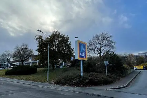 Der Aldi-Markt in der Elsa-Brandström-Straße. Die Parkfläche auf dem Discounter-Gelände soll sonntags eigentlich nicht kontrolliert werden.