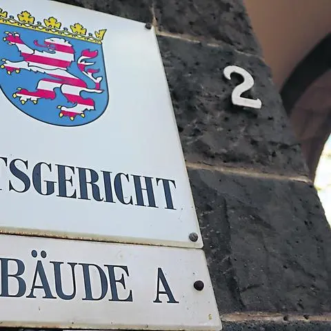 Weil er bei der Waldgirmeser Kirmes 2022 eine Frau bedrängt und einen Beschützer der Frau im Nachgang der Situation verletzt haben soll, stand jetzt ein 51 Jahre alter Mann vor dem Wetzlarer Amtsgericht. 