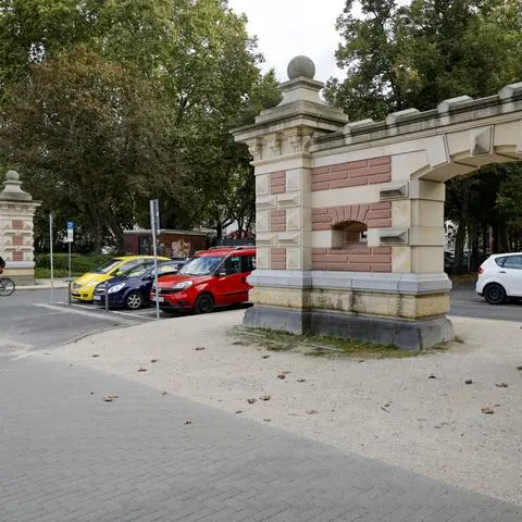 Dort wo jetzt Autos parken und Fußgänger- und Radverkehr ans Rheinufer kommen, sollte nach Wunsch des MDN ein wie auch immer gestalteter Mittelteil errichtet werden, auf dem der Wappenaufsatz seinen Platz findet.