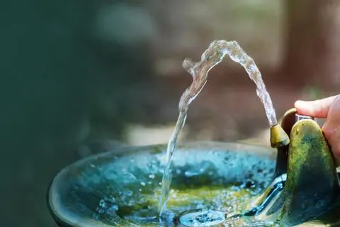 Trinkwasserspender wie diesen gibt es in verschiedenen Varianten; offen ist, welche in Bretzenheim zum Zuge kommen könnten. Vom Grundsatz wird die Idee aber befürwortet. Foto: ungvar-stock.adobe.com