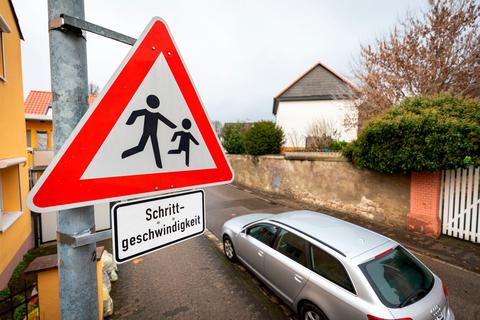 An die Schrittgeschwindigkeit in der Bretzenheimer Straße halten sich nur wenige Autofahrer, beklagen die Anwohner: In der Spielstraße herrsche reger Verkehr. Das Problem pflanzt sich offenbar auch in andere Bereiche fort. Könnte ein "Drehen" der Einbahnregelung helfen?