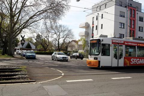 Die Straßenbahn-Querung auf der Elbestraße ist ein Unfallschwerpunkt; vor allem durch Autofahrer, die parallel zum Gleiskörper fahren und dann an dieser Stelle abbiegen. Foto: hbz/Jörg Henkel