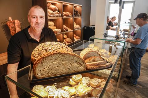 Verkauf in kleinen Mengen, gerne auch in Scheiben, viele Aromen im Brotlaib, zudem selbstgemachtes Müsli: Brot-Sommelier Mario P. Berg hat seine neue Backwaren-Boutique in Gonsenheim in der Breiten Straße nahe der Post eröffnet. 