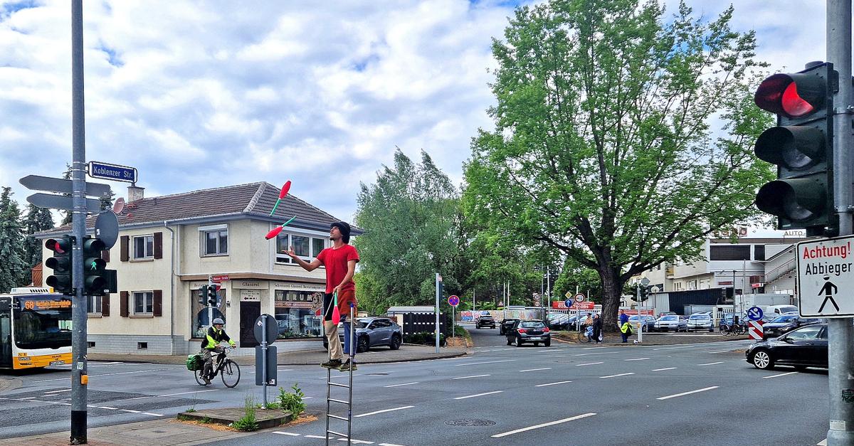 Treffen an der roten Ampel: Das Leben eines Straßenjongleurs in ...
