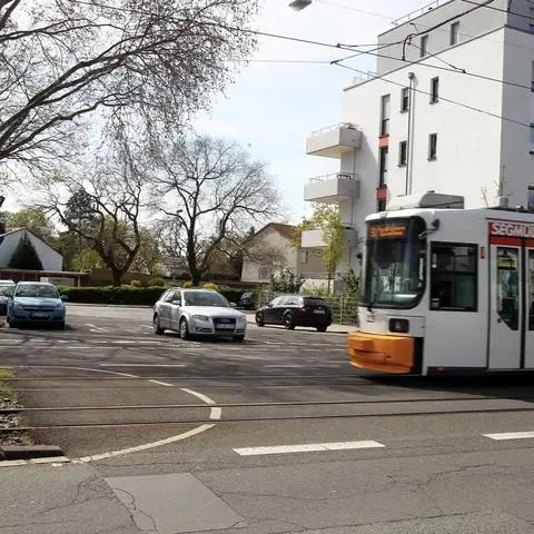 Die Straßenbahn-Querung auf der Elbestraße ist ein Unfallschwerpunkt; vor allem durch Autofahrer, die parallel zum Gleiskörper fahren und dann an dieser Stelle abbiegen.