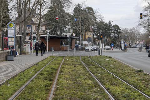 Blick auf die Straßenbahngleise vom Haltepunkt Gonsenheimer Juxplatz aus in Richtung Ortsmitte und Maler-Becker-Schule (hinten re.). 