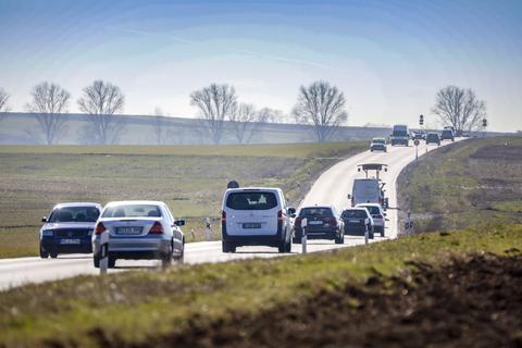 Die Rheinhessenstraße, stark genutzte Hauptverkehrsachse zwischen Hechtsheim und Ebersheim, die das rheinhessische Hinterland an die Autobahn und damit den Großraum Frankfurt anbindet. 