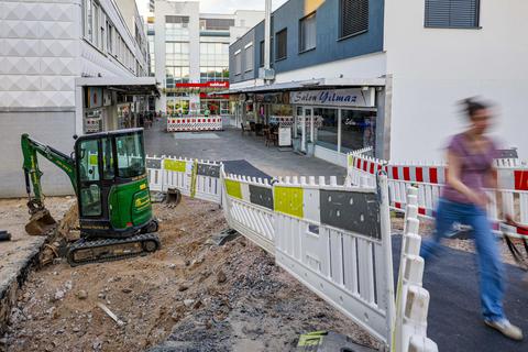 Bagger trifft Einkaufsbummel: Seit Monaten leben Kunden und Geschäftsinhaber mit der Baustelle dicht an dicht. Foto: Harald Kaster