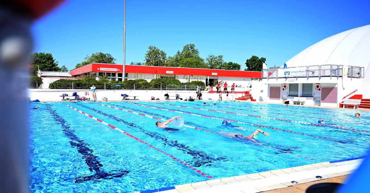 Mainzer Freibadsaison im Mombacher Schwimmbad eröffnet