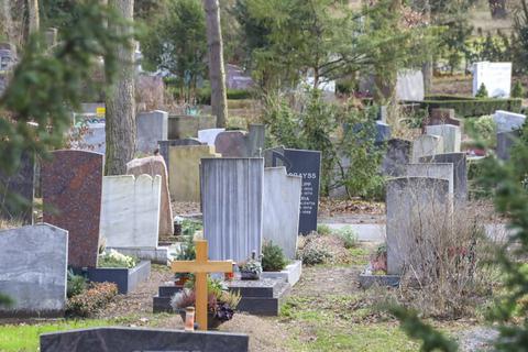 In der Weitläufigkeit des Waldfriedhofs ist es nicht leicht, Grabstrellen zu finden. Archivfoto: Harald Kaster