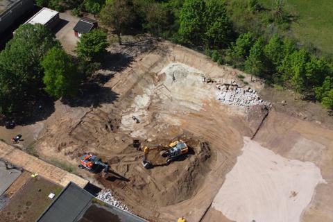 Der Bau des Gymnasiums Mombach hat begonnen. Hier ist aus der Vogelperspektive zu sehen, wie das Gelände für die Interimsschule aus Containern planiert wird, in das zunächst das neue städtische Gymnasium einziehen soll.