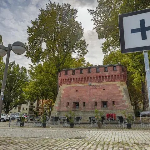 Für die Umgestaltung des Rheinufer-Abschnitts zwischen Caponniere (im Bild) und Kaisertor hat der Ortsbeirat Neustadt jetzt Forderungen vorgelegt.