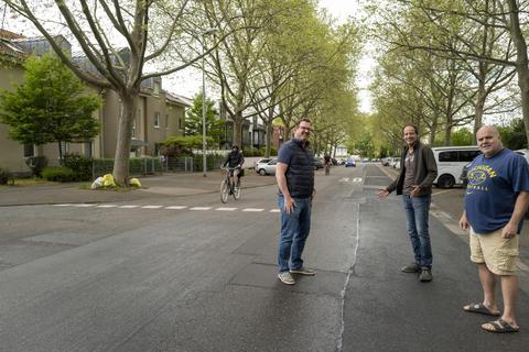 „Hier ist gar nicht so viel Durchgangsverkehr“, sagen Christian Schäck, Matthias Maurer und Rick Lane (v. li.). Foto: hbz/Stefan Sämmer