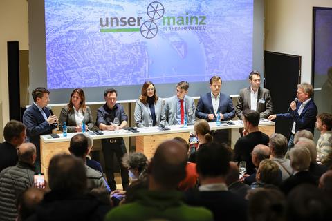 Die Kandidatinnen und Kandidaten verdeutlichen ihre Positionen (v.l.): Christian Viering (Grüne), Manuela Matz (CDU), Martin Malcherek (Linke), Mareike von Jungenfeld (SPD), Lukas Haker (Die Partei), Nino Haase (parteilos) und Marc Engelmann (FDP). 