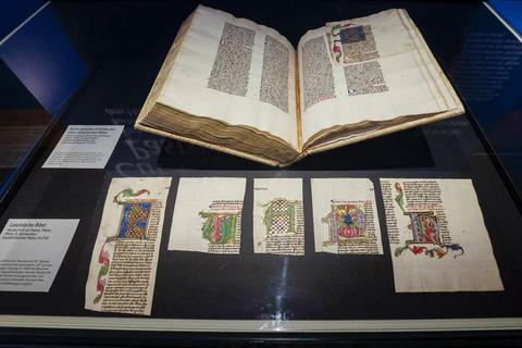 Vitrine mit der Bibelhandschrift und den daraus entrissenen Seiten mit farbenfrohen Initialen. Foto: Harald Kaster