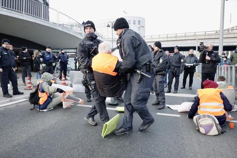 Polizisten tragen Aktivisten der "Letzten  Generation" weg. 
