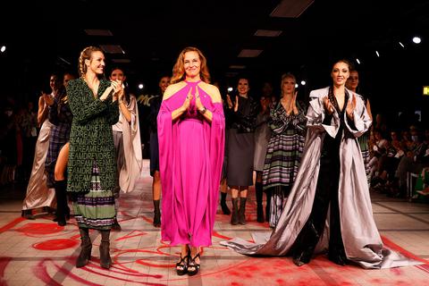 15 Models und Tänzerinnen zeigten die Mode von Anja Gockel.  Foto: Anja Gockel