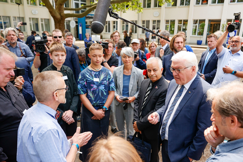 Bundespräsident Frank-Walter Steinmeier besucht Gerhard Trabert in Mainz. Hier im Gespräch mit Guido Meudt, dem Vorsitzender Pfarrer-Landvogt-Hilfe. Foto: Sascha Kopp