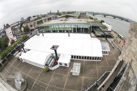 Das Zelt auf dem Jockel-Fuchs-Platz könnte als eine Ausweichstätte für Veranstaltungen im Kongresssaal dienen.  Foto: Lukas Görlach