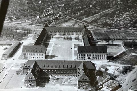 Luftaufnahme der Mainzer Universität, der ehemaligen Flakkaserne, im Sommer 1946. Im Hintergrund als die Diagonale die Straße An der Allee. 