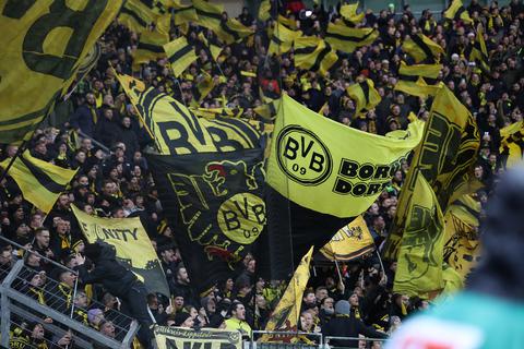 Anhänger von Borussia Dortmund während eines Bundesligaspiels. 