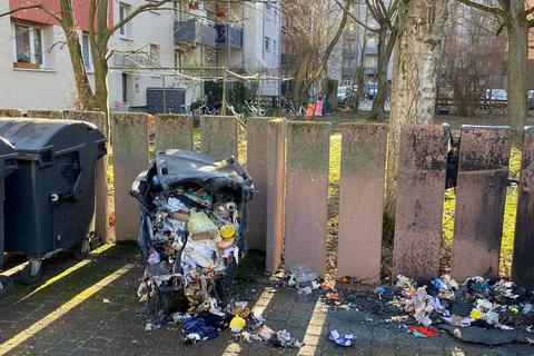 Wie hier in der Goethestraße Anfang April wurden auch am Wochenende wieder Müllcontainer in Mainz angezündet.          Archivfoto: Polizei