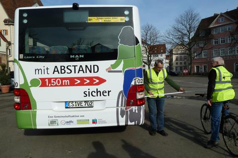 Seit dem Winter 2017/2018 ist die Heckfläche eines Linienbusses des Stadtverkehrs Esslingen SVE im Einsatz mit dem Aufkleber, der auf den Sicherheitsabstand beim Überholen von Radfahrern hinweist. Fotos (2):Stadt Esslingen 