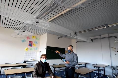 Forscher des Mainzer Max-Planck-Instituts für Chemie (MPIC) testen seit dem Sommer an der IGS Mainz-Bretzenheim eine Abluftanlage Marke Eigenbau, die gerade im Corona-Herbst und -Winter helfen könnte, den Schulbetrieb aufrecht zu erhalten. Foto: hbz/Jörg Henkel