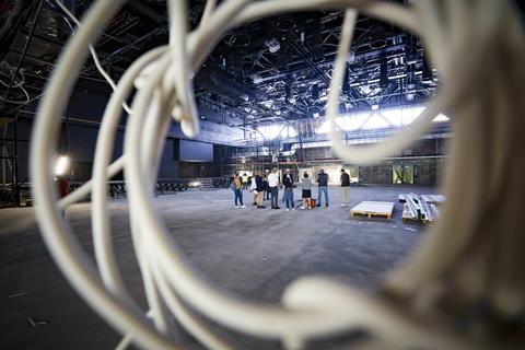 Nicht nur die Presse, auch einige Vertreter der Fastnachtsvereine haben einen Blick in den großen Saal in der Mainzer Rheingoldhalle geworfen. In den kommenden Monaten soll das Parkett verlegt werden. Ab 3. Januar soll der Saal betriebsbereit sein. Foto: Sascha Kopp