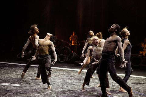 Die Compagnie „Ultima Vez“ unter Choreograf Wim Vandekeybus interpretierte im Stück „Traces“ bei „tanzmainz“ eindrücklich die Zerstörungen, die die Zivilisation anrichtet. © Danny Willems